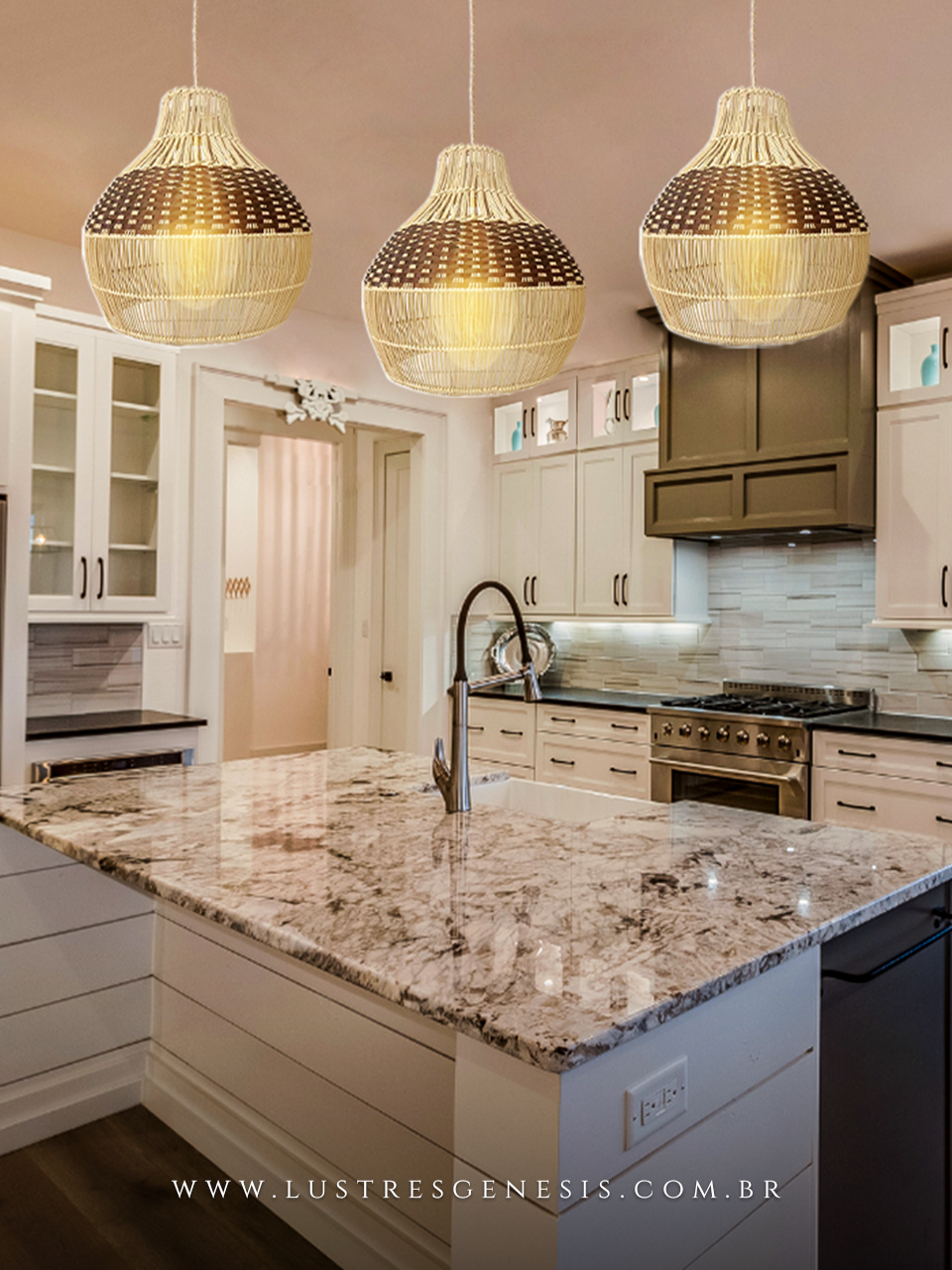 Pendente natural de madeira e rattan Rinca 40cm iluminando bancada de cozinha decorada em estilo rústico